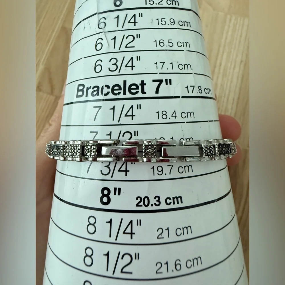 Unbranded ladies dainty silver tone watch NEW BATTERY